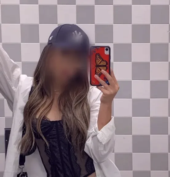 Karoline, 20